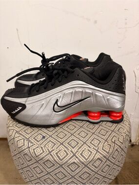 Nike Shox R4 GS Metallic Silver Black Picante Red Sneakers 6Y / Women’s 7.5 NWOT